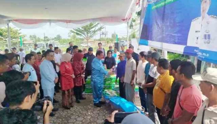 Pemkot Pangkalpinang Salurkan Bansos untuk 249 Nelayan Ketapang